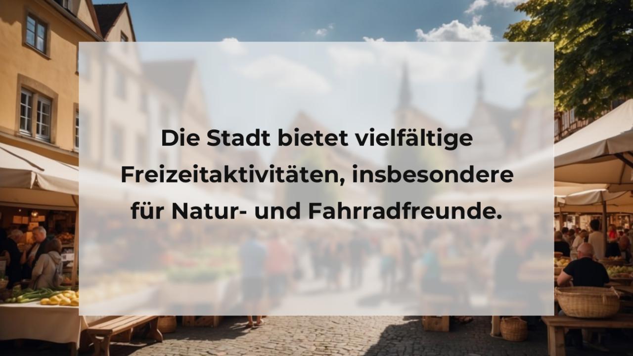 Die Stadt bietet vielfältige Freizeitaktivitäten, insbesondere für Natur- und Fahrradfreunde.