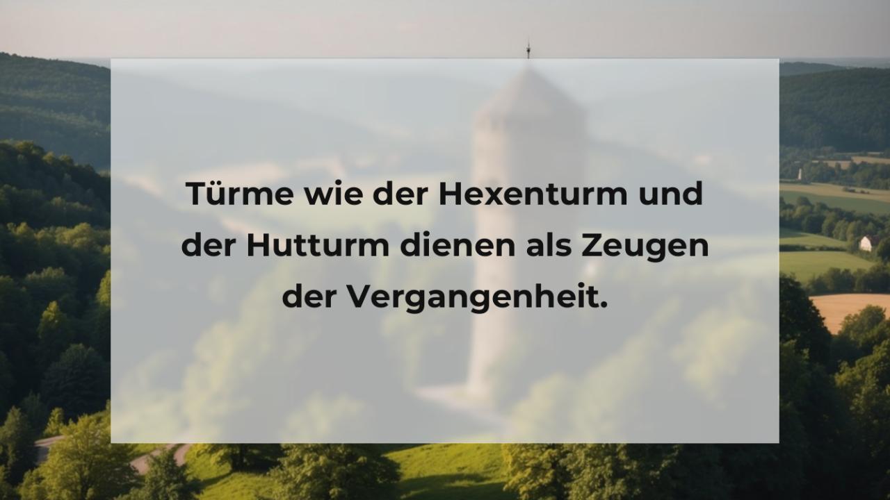 Türme wie der Hexenturm und der Hutturm dienen als Zeugen der Vergangenheit.